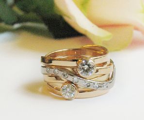 Tagliatelle-ring med diamanter, röd- och vitguld.
